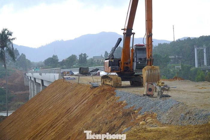 Đơn vị thi công khẩn trương hoàn thiện các hạng mục cuối cùng, hướng tới đưa cầu Bình Thành mới về đích vào cuối tháng 11/2026.