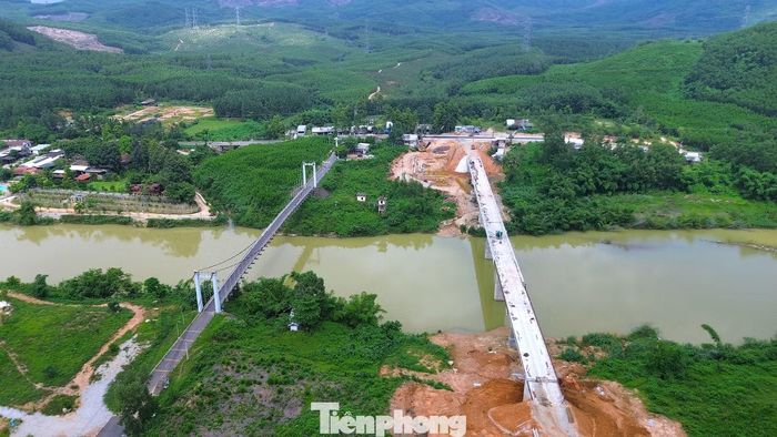 Cầu Bình Thành mới bắc qua sông Hữu Trạch, xã Bình Điền, TP. Huế đạt hơn 85% khối lượng xây lắp sau hơn 7 tháng thi công.