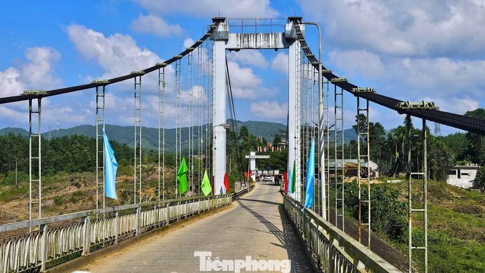 Cầu treo Bình Thành cũ phải hạn chế tải trọng, chiều cao phương tiện do xuống cấp nghiêm trọng, ảnh hưởng đến việc đi lại của người dân.