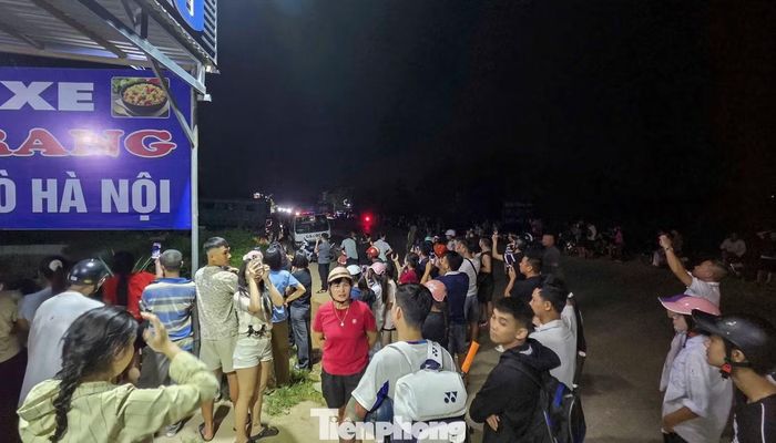 Người dân tập trung đông xem cảnh sát vây bắt hai đối tượng.
