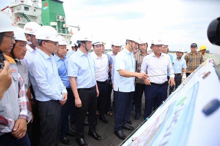 Bí thư Tỉnh uỷ và Chủ tịch UBND tỉnh Quảng Trị kiểm tra các công trình trọng điểm trên địa bàn tỉnh.