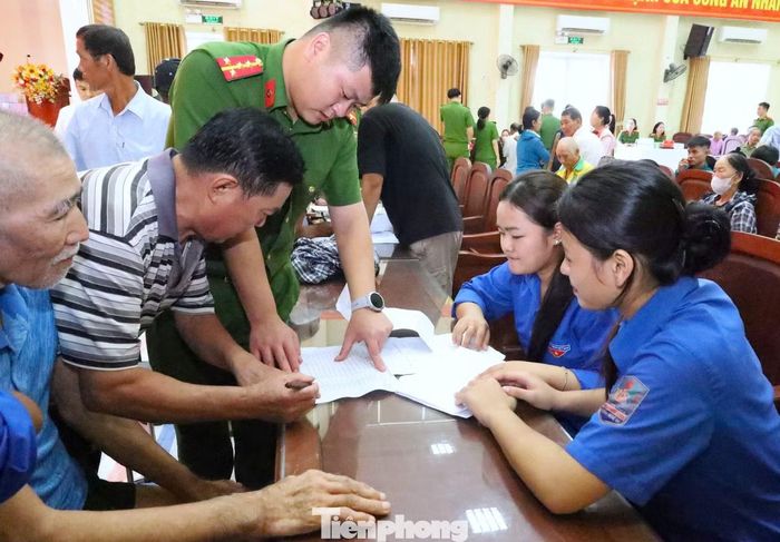 Trung tá Chu Chí Quốc - Đội trưởng thuộc Phòng Cảnh sát quản lý hành chính về trật tự xã hội, Công an tỉnh Nghệ An, chia sẻ: “Để tạo điều kiện thuận lợi cho người dân, Công an tỉnh thành lập 4 tổ công tác. Một tổ tiếp nhận mẫu tại điểm cố định ở phường Trường Vinh; 3 tổ lưu động đến tận nhà lấy mẫu đối với khoảng 80 trường hợp tuổi cao, sức yếu, đi lại khó khăn”.