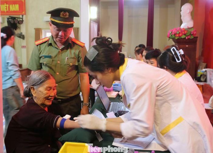  Bà Nguyễn Thị Ngại (84 tuổi, trú xã Giai Lạc, Nghệ An) - em gái liệt sĩ Nguyễn Khắc Ái, cùng con gái liệt sĩ là Nguyễn Thị Lân (59 tuổi), được địa phương bố trí xe đưa đi lấy mẫu ADN, vượt quãng đường gần 100km. “Tôi tuổi đã cao, đi lại khó khăn nhưng được các chiến sĩ công an đến tận nhà đón, đưa đi bằng ô tô, lại có nhân viên y tế chăm sóc dọc đường nên gia đình vô cùng yên tâm”, bà Ngại xúc động.﻿ 