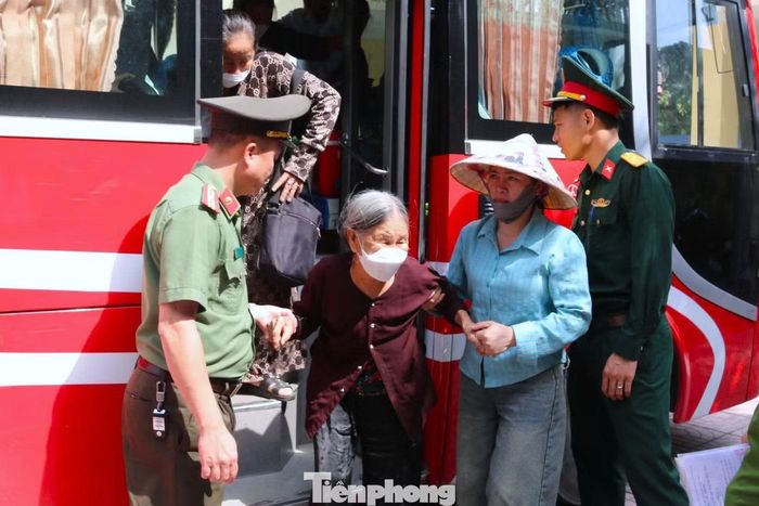  Tại các địa phương, lực lượng Công an phối hợp với quân sự, y tế và các tổ chức liên quan bố trí phương tiện đưa đón thân nhân liệt sĩ﻿ đến điểm lấy mẫu. Với những gia đình đã nhiều năm mòn mỏi tìm kiếm người thân, mỗi chuyến xe không chỉ đưa họ đến nơi thu nhận mẫu sinh phẩm mà còn mang theo niềm hy vọng. 
