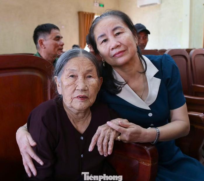 Liệt sĩ Nguyễn Khắc Ái﻿, sinh năm 1940, hy sinh năm 1969 tại chiến trường Khe Sanh, Quảng Trị khi con gái Nguyễn Thị Lân mới tròn 2 tuổi. Bà lớn lên bằng những câu chuyện bà nội kể về người cha đã mãi mãi nằm lại chiến trường, chưa một lần được cha ôm vào lòng. Gần 60 năm qua, gia đình vẫn mòn mỏi kiếm tìm nơi ông yên nghỉ. “Tôi chỉ mong tìm được cha, đưa cha trở về với quê hương, dòng tộc”, bà Lân nghẹn ngào. 