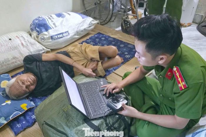 Tổ công tác lưu động trực tiếp đến tận nhà thu nhận mẫu ADN đối với những trường hợp tuổi cao, sức yếu, đi lại khó khăn.