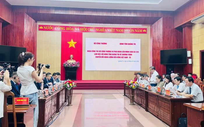 Đoàn của Bộ Công Thương và EU làm việc với lãnh đạo tỉnh Quảng Trị ngày 26/10. Ảnh: Thu Loan
