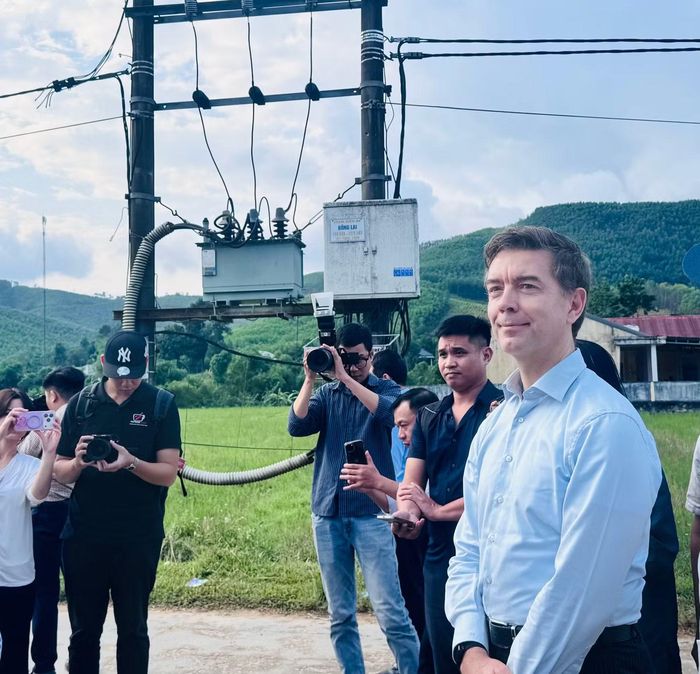 Đại sứ EU tại Việt Nam Julien Guerrier nghe giới thiệu về hiệu quả của dự án cấp điện nông thôn ở thôn Bồng Lai. Ảnh: Thu Loan