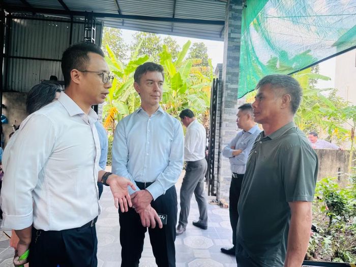 Đại sứ EU tại Việt Nam Julien Guerrier (giữa) trò chuyện với nông dân Nguyễn Văn Thảo (phải) tại sân nhà. Ảnh: Thu Loan