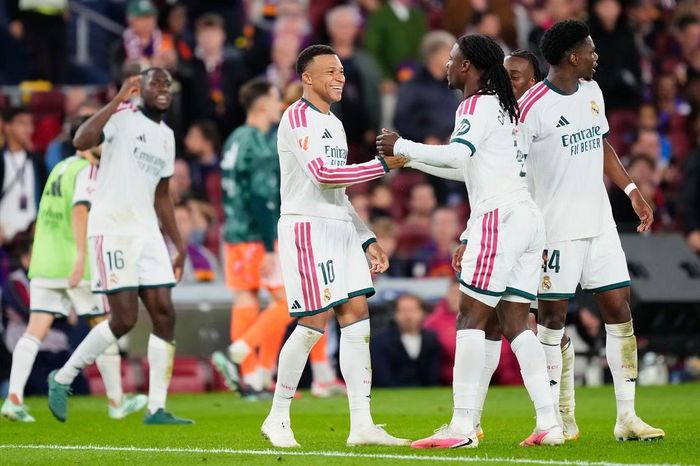 Camavinga chia vui với Mbappe sau khi kiến tạo cho đồng đội ấn định thắng lợi 2-1 trước Barcelona,