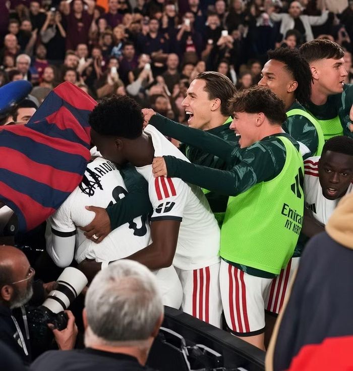 Hình ảnh cắt từ clip cho thấy, Camavinga bị CĐV Barcelona vụt cờ vào người khi ăn mừng bàn thắng.