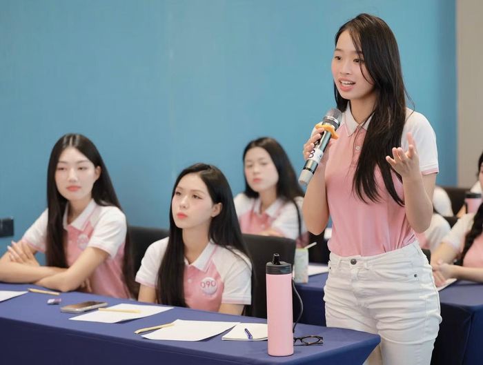 Minh Phương nói cô hiếm khi có cơ hội được sống và gắn bó với nhiều cô gái từ khắp các tỉnh thành như ở nhà chung Hoa hậu Việt Nam. Qua những ngày tập luyện và học tập cùng nhau, đặc biệt là những lúc mệt mỏi hay áp lực, cô và các thí sinh dần trở thành người bạn có thể chia sẻ và động viên nhau.