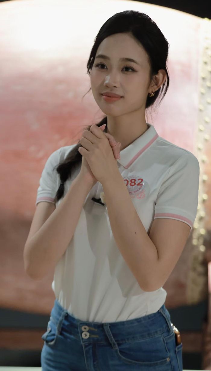 Nhìn lại hành trình vừa qua tại nhà chung Hoa hậu Việt Nam, Minh Phương cảm thấy mình đã nhận được nhiều điều quý giá. “Từ những cô gái xa lạ đến từ nhiều vùng miền, với những câu chuyện và cá tính khác nhau, chúng tôi dần làm quen, cùng nhau tập luyện và chia sẻ những khoảnh khắc vui buồn trong cuộc sống”, cô nói.