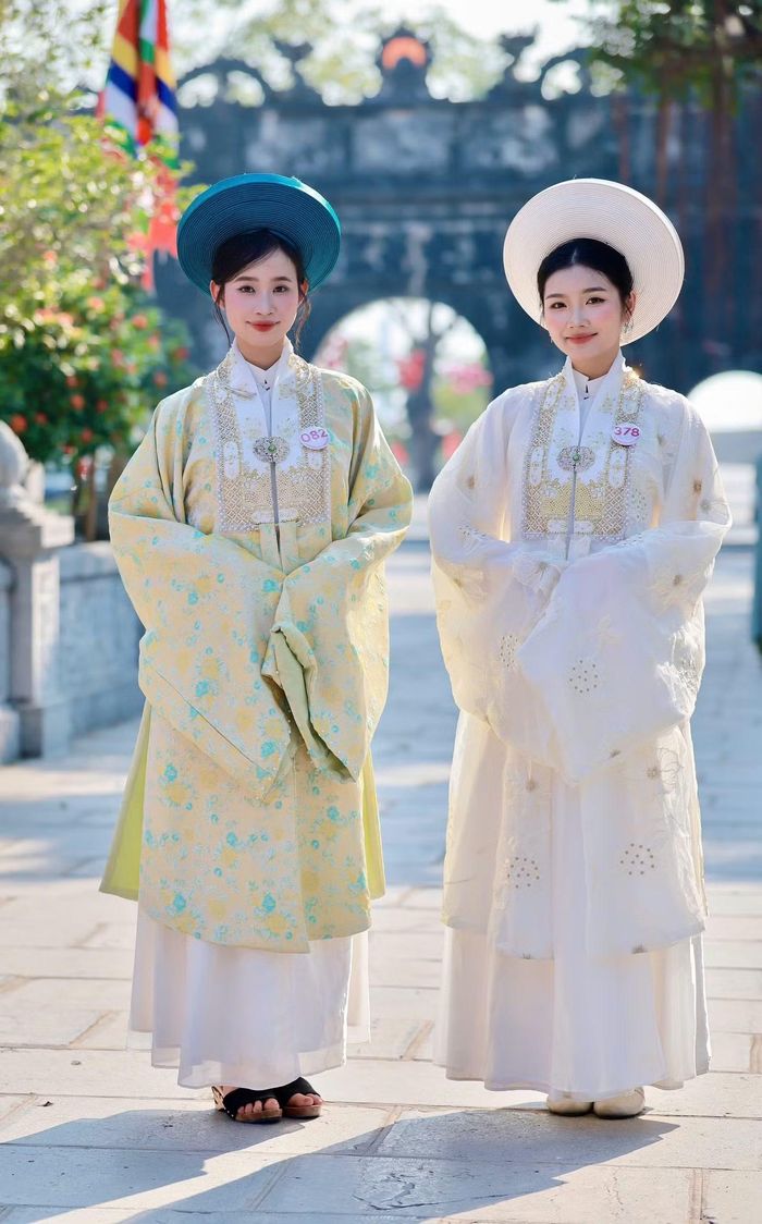 Minh Phương và các thí sinh mặc áo nhật bình, thực hiện thử thách chụp hình tại đền Kiếp Bạc, Hải Phòng. Với Minh Phương, trải nghiệm trang phục cổ truyền để lại nhiều cảm xúc.