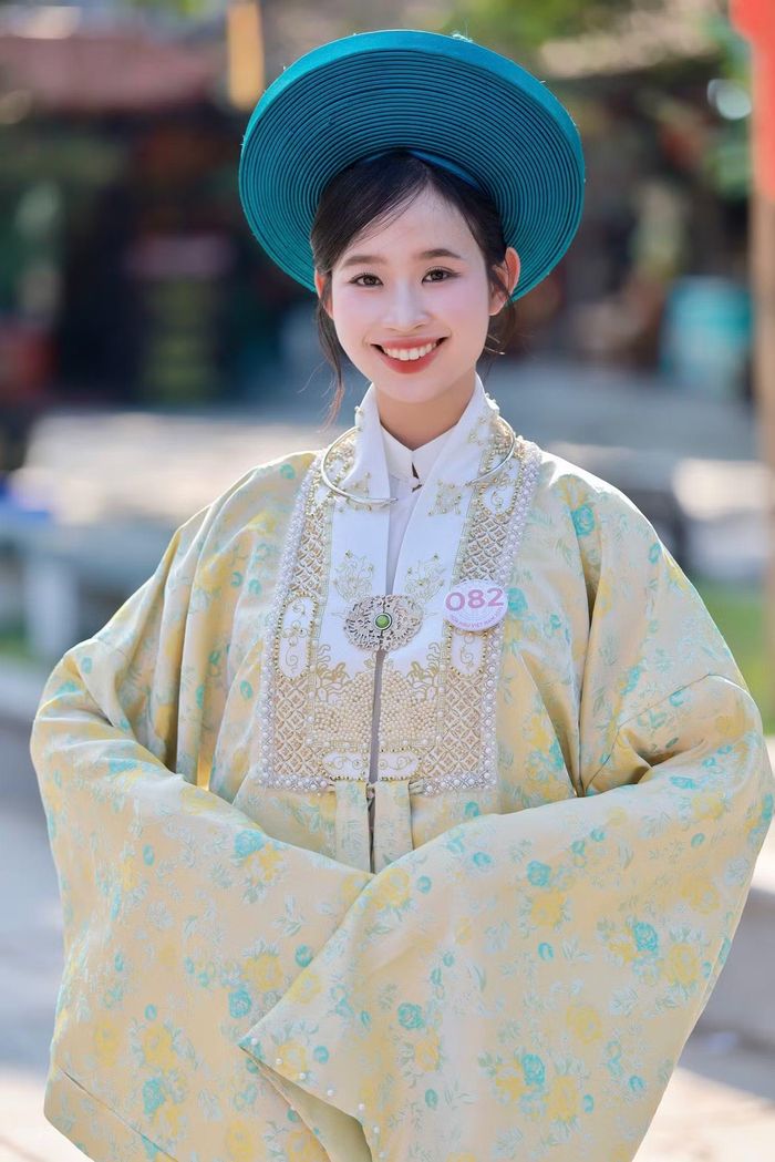 Minh Phương cho biết cô vốn thích mặc trang phục cổ truyền. Với bộ nhật bình lần này, cô chú ý đến màu sắc, họa tiết và đường nét trên áo. “Được mặc nhật bình giữa không gian cổ kính của đền Kiếp Bạc, tôi cảm thấy như mình được kết nối gần hơn với những giá trị truyền thống”, cô nói.