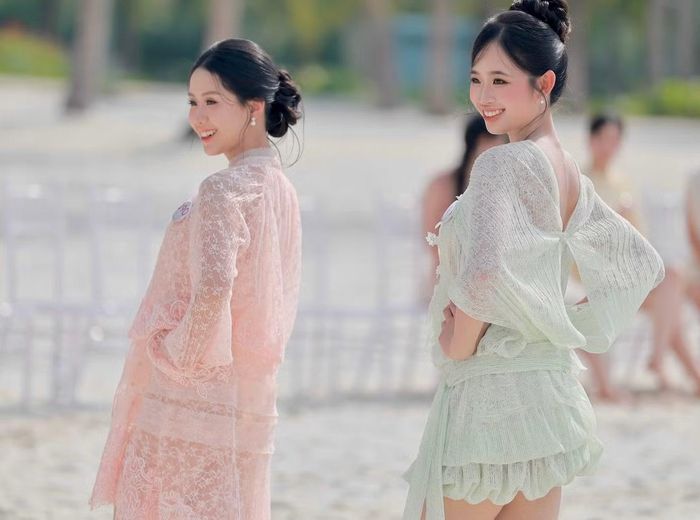 Minh Phương tham gia thử thách catwalk trên cát tại vòng chung kết Hoa hậu Việt Nam 2026. Lần đầu thử sức ở một cuộc thi nhan sắc, Minh Phương phải làm quen với giày cao gót, make-up, làm tóc và trình diễn trên sân khấu. Sau hơn 2 tháng ở nhà chung, cô gái 21 tuổi dần tiến bộ trong kỹ năng catwalk, biểu cảm.