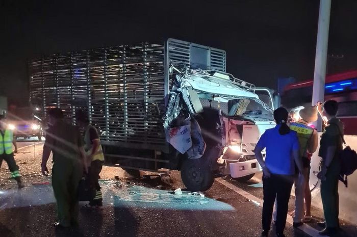 Xe tải hư hỏng nặng sau tai nạn liên hoàn.