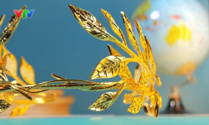 Vòng nguyệt quế năm nay phát triển theo hình khối hữu cơ tự nhiên, mô phỏng chân thực cành lá trong đời thực. Ảnh: FBCT