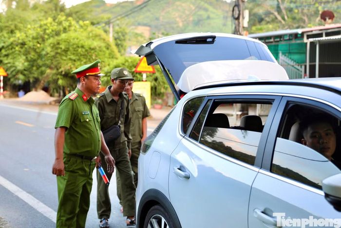 Tại chốt kiểm soát trên địa bàn xã Nam Khánh Vĩnh, tuyến Nha Trang - Đà Lạt, gần 10 cán bộ thuộc các lực lượng công an, cảnh sát giao thông và dân quân túc trực 24/24 giờ, kiểm tra phương tiện lưu thông qua khu vực.