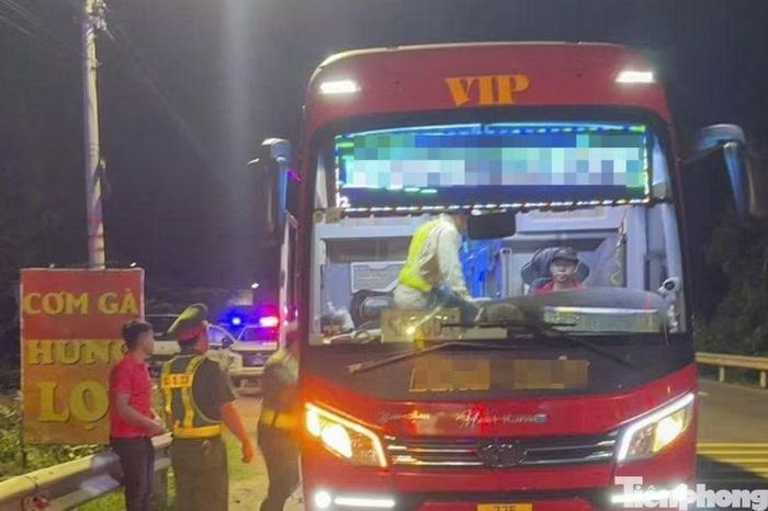 Lực lượng Công an phường Quy Nhơn Nam phối hợp với Phòng Cảnh sát giao thông Công an tỉnh Gia Lai trực chốt 24/24 giờ, kiểm tra xe khách dọc quốc lộ 1D.