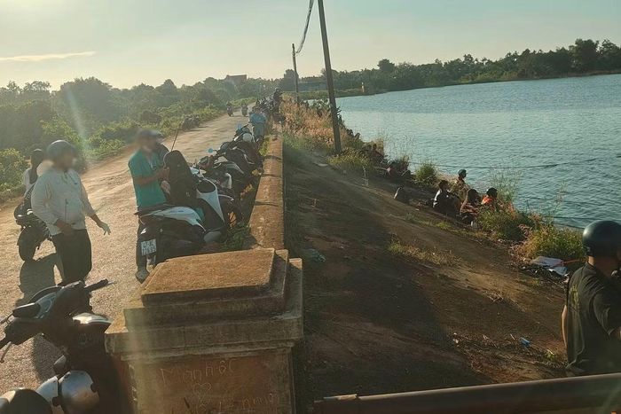 Nhiều người dân đến hồ câu cá sau khi nghe tin cá lăng bị vỡ lồng.