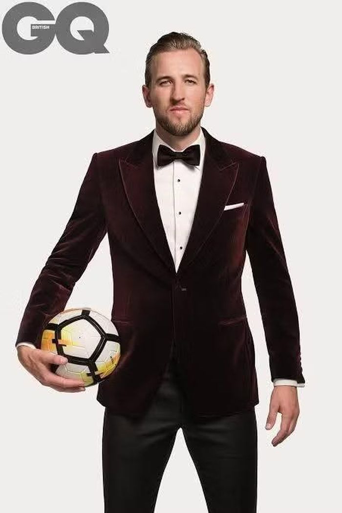  Không chỉ tại lễ trao giải năm nay, Harry Kane nhiều lần ghi điểm với những bộ suit được cắt may vừa vặn. Trong cuộc phỏng vấn với British GQ năm 2021, anh cho biết bản thân yêu thích suit đẹp và cảm thấy tự tin nhất khi trang phục vừa vặn với cơ thể. Kane từng là đại sứ toàn cầu dòng nước hoa của Hugo Boss từ năm 2018, góp phần định hình hình ảnh lịch lãm của cầu thủ ngoài sân bóng. 