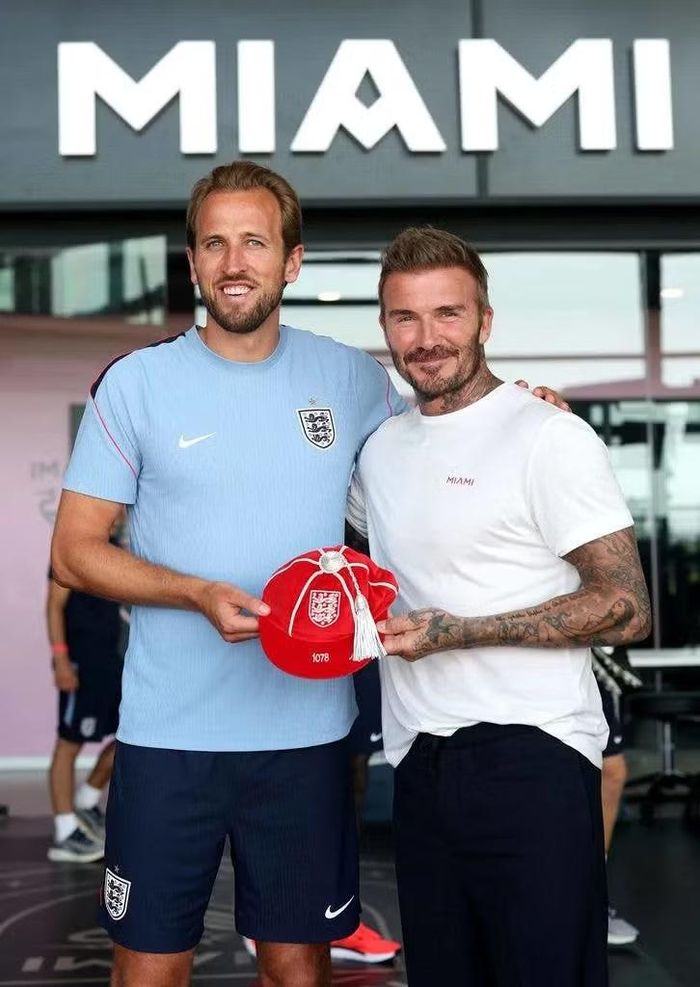 Kane từng nhắc đến David Beckham như hình mẫu không chỉ trên sân cỏ mà còn trong cách ăn mặc. Tuy nhiên, nếu Beckham thường được chú ý bởi những lần biến hóa phong cách, Kane lại chọn hướng đi an toàn hơn, tập trung vào phom dáng, màu sắc và sự chỉn chu.