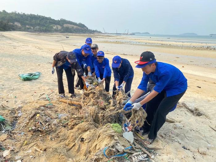 Đoàn viên thanh niên đặc khu Cô Tô làm sạch bãi biển.
