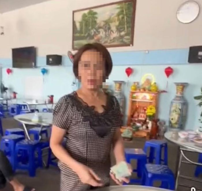 Sau khi nhóm khách phản ứng, phía quán cơm đã giảm giá nửa con gà xuống còn 250.000 đồng.