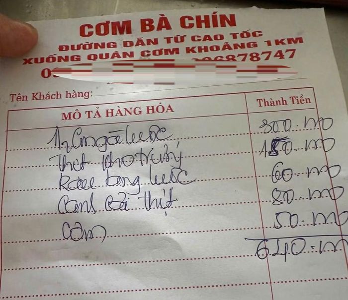 Hóa đơn tính tiền khiến ông Đức phản ứng và cho rằng quán cơm "chặt chém".