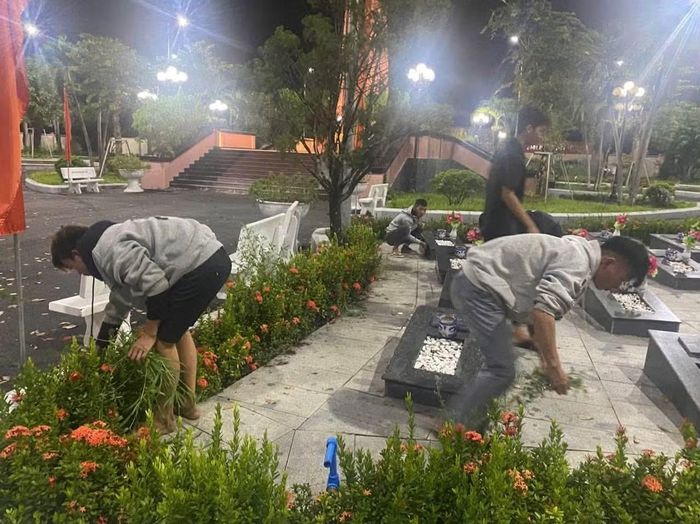 Công an đưa gần 20 thanh thiếu niên chuẩn bị đánh nhau đến chăm sóc các phần mộ liệt sĩ.