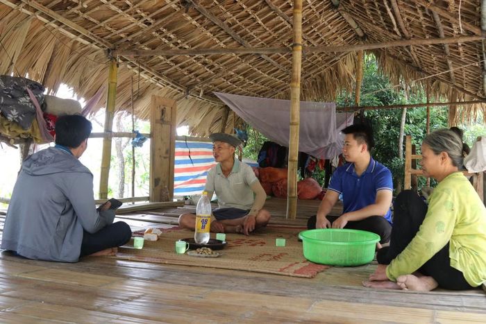 Anh Dương (đội mũ ngồi giữa) chia sẻ những hỗ trợ, giúp đỡ của địa phương tăng động lực giúp anh vượt qua khó khăn.