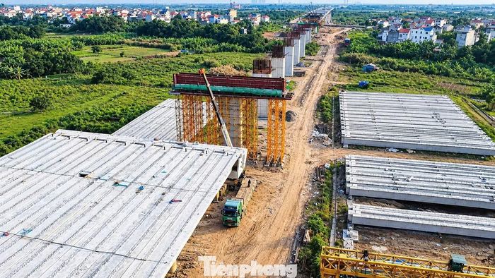 Cuối tháng 10, công tác giải phóng mặt bằng phục vụ dự án đã hoàn thành; hai gói thầu xây lắp đang tổ chức 30 mũi thi công, sản lượng đạt khoảng 51% giá trị hợp đồng.