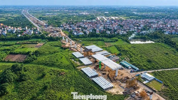 Khởi công tháng 10/2025, cầu Hồng Hà có tổng chiều dài cầu và cầu cạn khoảng 4,377 km, gồm 70 trụ, tổng mức đầu tư gần 10.000 tỷ đồng.