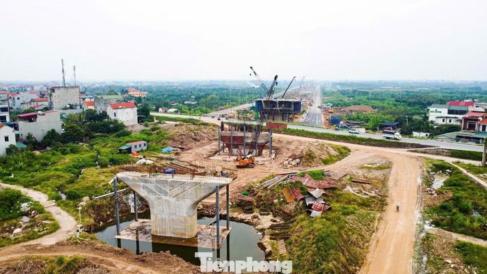 Các hạng mục cầu dẫn và cầu vượt sông được triển khai.