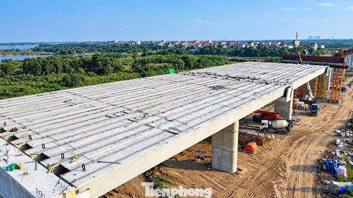 Hiện công tác lao lắp dầm tại các đoạn cầu cạn được triển khai.