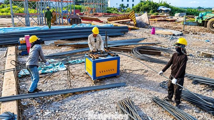 Trên công trường, hàng trăm công nhân, kỹ sư cùng máy móc, thiết bị chuyên dụng được huy động triển khai dự án.