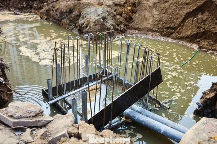 Hệ thống cống thoát nước đang được thi công.