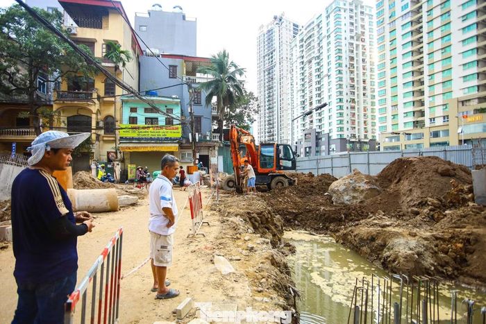 Ông Công Sơn, người dân sinh sống ở đây nhiều năm cho biết mong mỏi dự án sớm hoàn thành, giúp mọi người đi lại thuận lợi hơn.