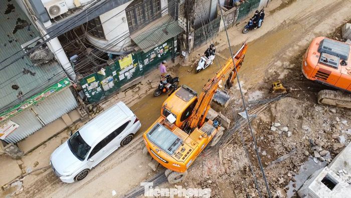 Theo UBND phường Cầu Giấy, ngõ 381 Nguyễn Khang có mặt cắt nhỏ, hạ tầng xuống cấp, thường xuyên xảy ra ùn tắc vào giờ cao điểm, ảnh hưởng trực tiếp đến việc đi lại, sinh hoạt của người dân và hoạt động của các cơ quan, trường học trong khu vực.