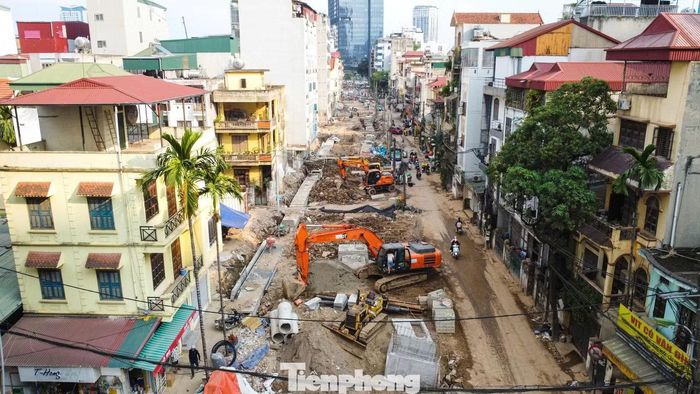 Những ngày cuối tháng 8/2026, công tác phá dỡ, hạ giải công trình trong phạm vi dự án cơ bản hoàn thành. Nhìn từ trên cao, ngõ 381 Nguyễn Khang dần lộ diện với mặt cắt ngang 21,5 m. Dự án có tổng mức đầu tư hơn 300 tỷ đồng.
