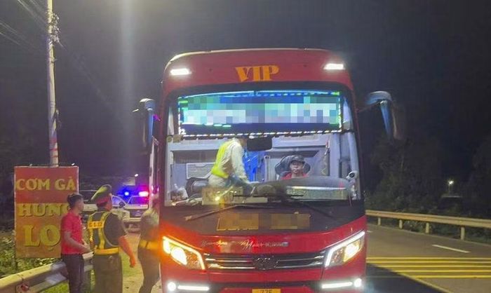 Lực lượng chức năng của tỉnh Gia Lai tăng cường kiểm tra các phương tiện lưu thông qua địa bàn.