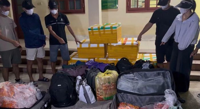 Lực lượng chức năng bắt giữ các đối tượng liên quan, thu giữ hơn 700kg trứng gà non không rõ nguồn gốc tại Cửa khẩu quốc tế Lào Cai và kho tập kết hàng hóa.