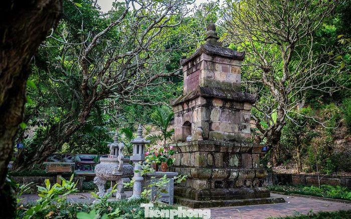 Chùa Thanh Mai hiện còn lưu giữ 8 ngôi tháp cổ xây dựng từ thế kỷ XIV-XVIII. Trong đó, Viên Thông bảo tháp chứa xá lị của Đệ Nhị tổ Pháp Loa, xây dựng từ thời Trần, được trùng tu năm 1718 và năm 2005.
