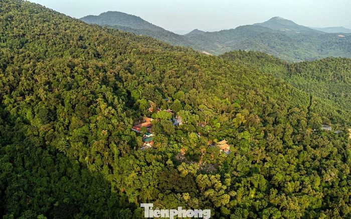 Chùa Thanh Mai tọa lạc trên núi Phật Tích, còn gọi là núi Tam Ban, thuộc địa phận phường Nguyễn Trãi (TP Hải Phòng). Đây là danh lam cổ tự, gắn liền với Thiền phái Phật giáo Trúc Lâm Đại Việt.