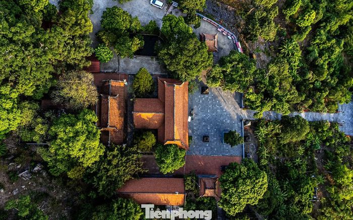 Hiện nay, ngôi chùa cổ có kiến trúc, gồm Tam quan, Nhà bia, Phật điện, Nhà tổ, Tháp tổ. Phía sau chùa còn có đường mòn dẫn lên đỉnh núi Phật Tích, nơi lưu dấu tích của một số công trình kiến trúc cổ, được gọi là Thanh Mai 2-3-4. Năm 2021, các nhà khảo cổ đã khai quật tại di tích Thanh Mai 2, phát hiện nền móng kiến trúc chùa cổ với 3 lớp kiến trúc thời Trần, thời Lê Trung Hưng và thời Nguyễn nằm xếp chồng lên nhau.