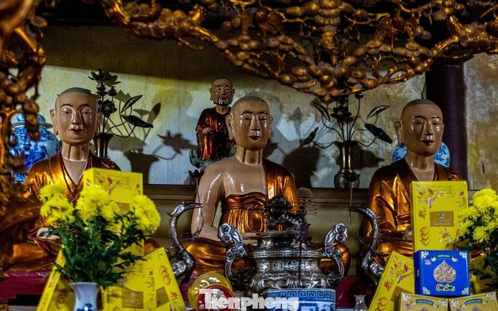 Bên trong tam quan, điện phật, nhà tổ chùa Thanh Mai sau nhiều lần trùng tu cho đến ngày nay.