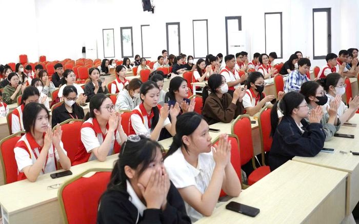 Sinh viên tham dự lễ phát động