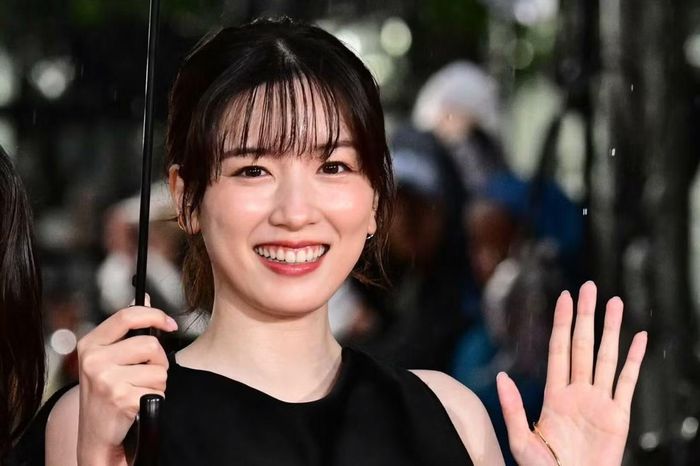 Nhan sắc rạng rỡ của Nagano Mei tại sự kiện.