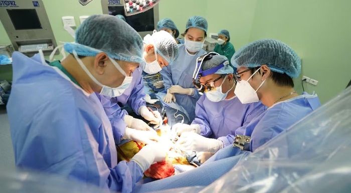 Bác sĩ BV Nhi Trung ương ghép tạng cho trẻ em.